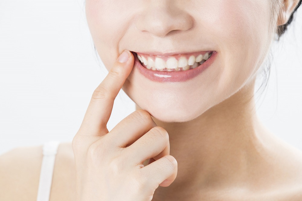 前歯の歯並びを治せるセラミック矯正