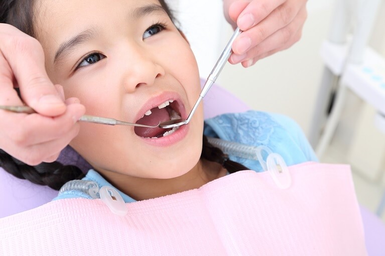 子供はいつ頃から歯医者に通うべき？予防は？