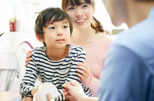 子供の歯並びが気になる…歯の矯正をするならいつから始める？